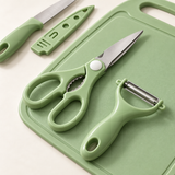 Detalhe da tesoura e do descascador do kit verde