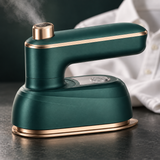 Detalhe do bico de vapor e acabamento do mini vaporizador de roupas